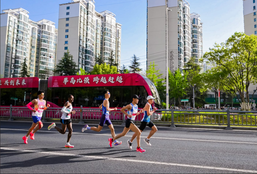 2025淮安马拉松开跑 体育激情邂逅文旅魅力(图4)