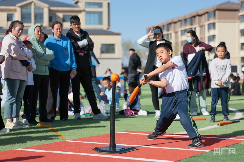 2025年鄂尔多斯市青少年软式棒垒球俱乐部联赛开赛